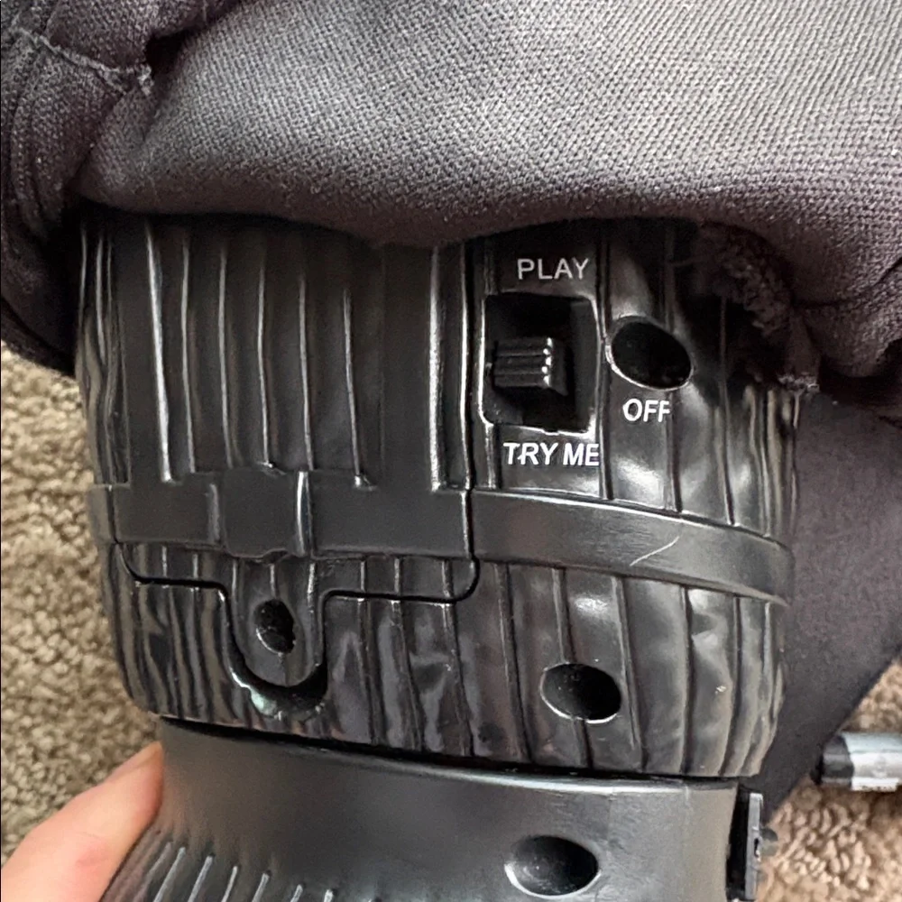 Star Wars Darth Vader Battery operated Action Figure - Picture 9 of 11